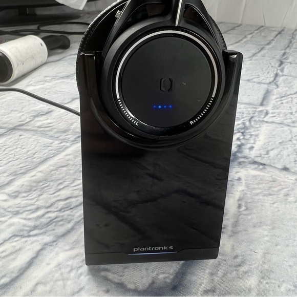 Plantronics by Poly Voyager Focus UC Wireless Headset w/Charge Stand - Picture 3 of 11